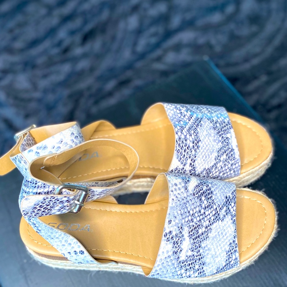 Sandals - Picture 3 of 4